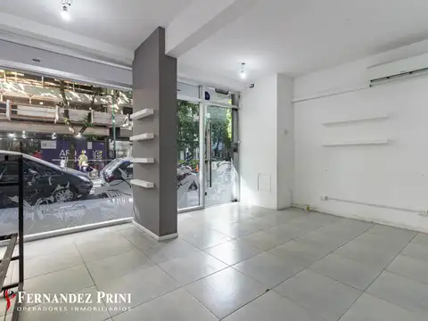 Amplio local con sótano en Colegiales