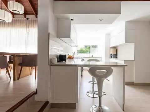 Casa en Alquiler con 2 cocheras