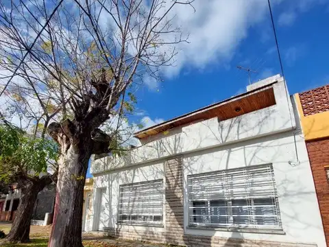 PH al frente con terraza y patio