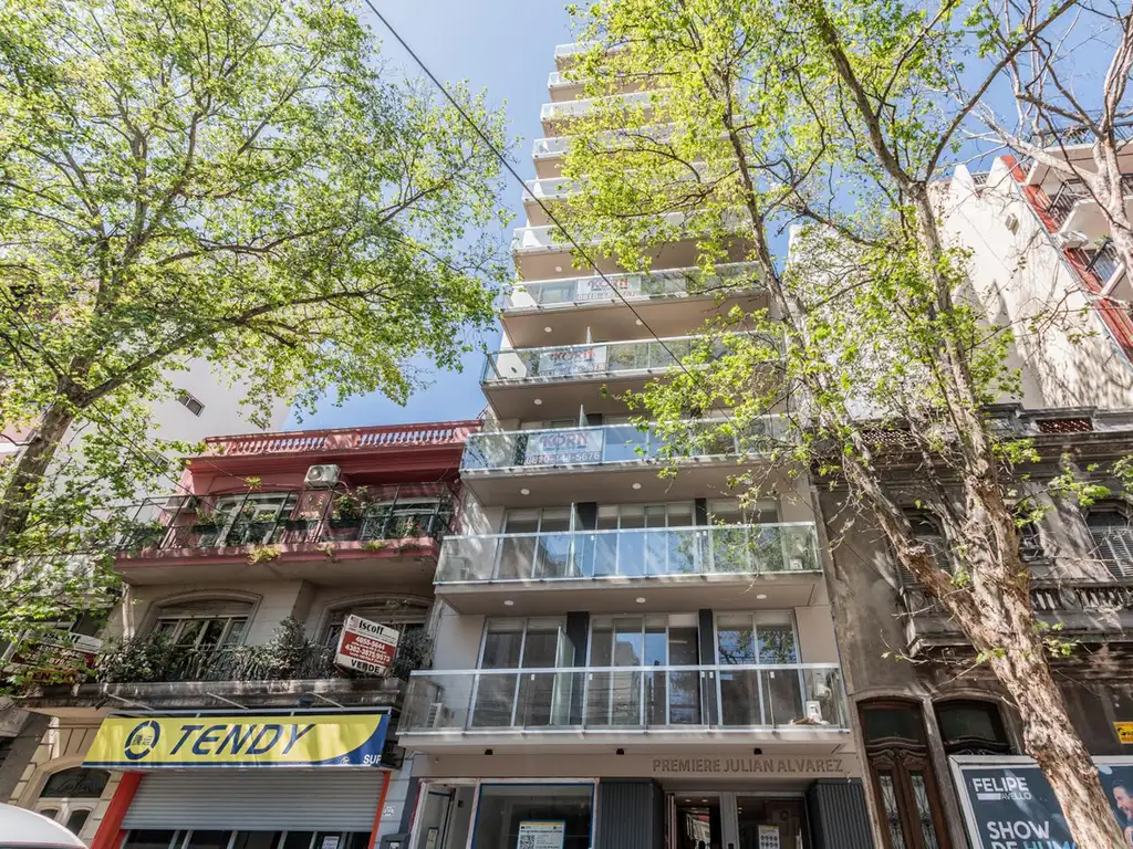 Julián Álvarez al 400, entre Corrientes av. y Juan Ramirez de Velasco