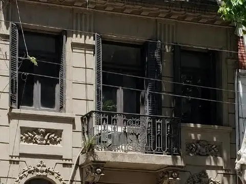 Local con salón, patio y 1° piso (sin expensas)