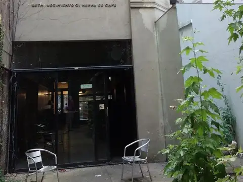 Local con salón, patio y 1° piso (sin expensas)