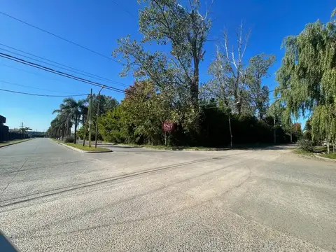 Fraccion de 5600mts en venta sobre calle Calcagno y Caamaño 4000