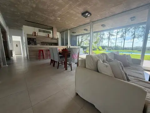 Casa en Venta con 8 cocheras