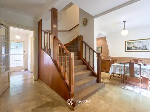 VENTA - Casa 4 dormitorios, jardín, quincho y cochera. Apto crédito. Luis Agote, Rosario.