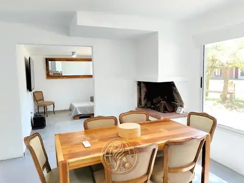 Casa 4 ambientes con 2 baños