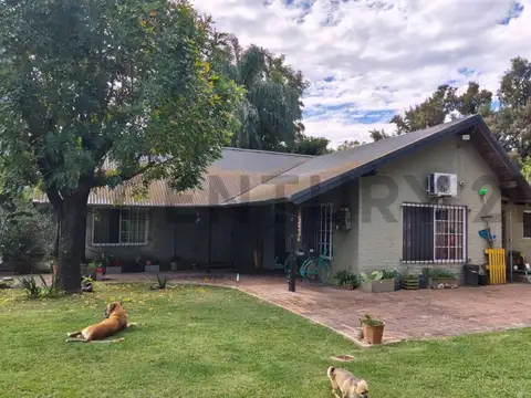 Casa en venta en Don Torcuato - 4 ambientes Pileta y Quincho