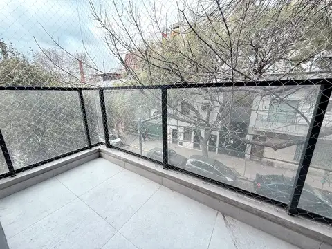 AMPLIO MONOAMBIENTE AL FRENTE CON BALCON (40 M2)