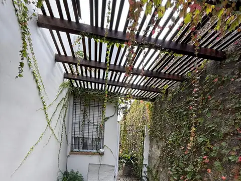 Casa 6 ambientes con 2 baños