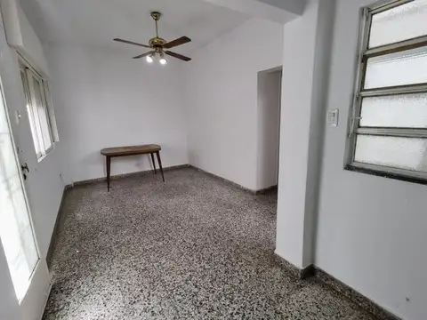 Alquiler PB 2 Ambientes con patio Villa Luzuriaga. Apto mascota