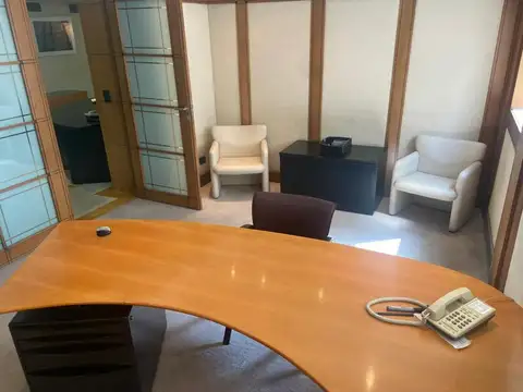 OFICINA DE LAS POCAS QUE HAY EN RECOLETA - EDIFICIO DE CATEGORÍA CON BUENA SEGURIDAD