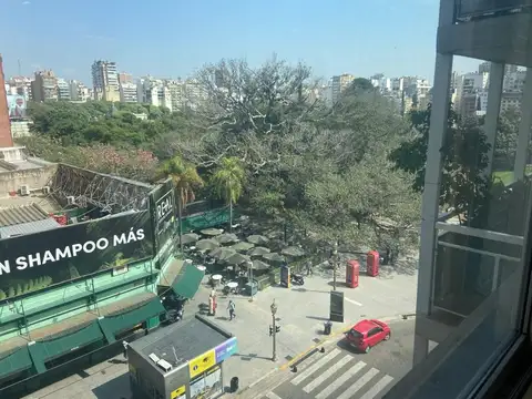 OFICINA DE LAS POCAS QUE HAY EN RECOLETA - EDIFICIO DE CATEGORÍA CON BUENA SEGURIDAD