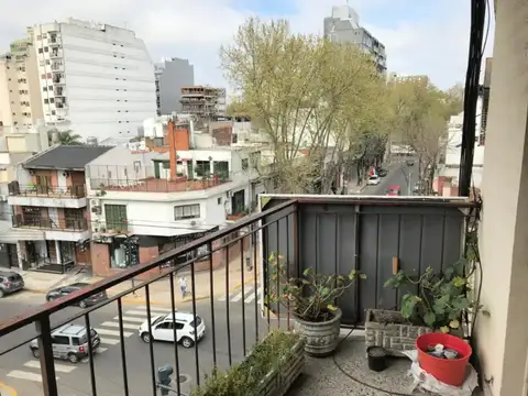 AL FRENTE Y BALCON