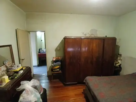 Venta. 2 departamentos entradas independientes a refaccionar en Flores