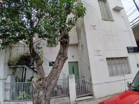 Venta. 2 departamentos entradas independientes a refaccionar en Flores