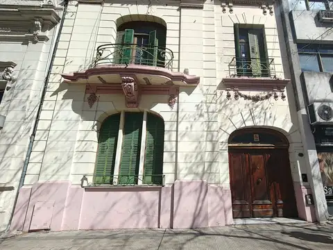 Casa de 4 dormitorios con patio y cocheras en venta en La Plata sobre Avenida 13 [Cod: 2838-28493]