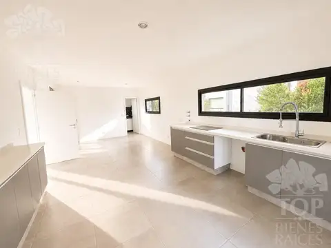Casa en Venta con 5 cocheras