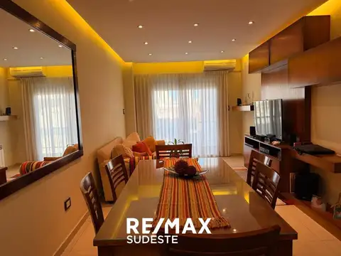 DEPARTAMENTO SEMIPISO de categoría, Cochera,centro