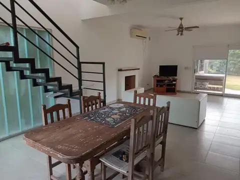 Casa en Alquiler con 2 cocheras