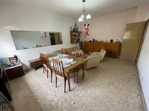Casa 6 ambientes con 2 baños