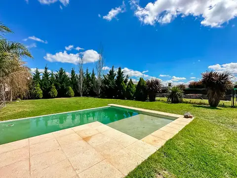Venta casa 4 dormitorios, jardín y pileta funes city