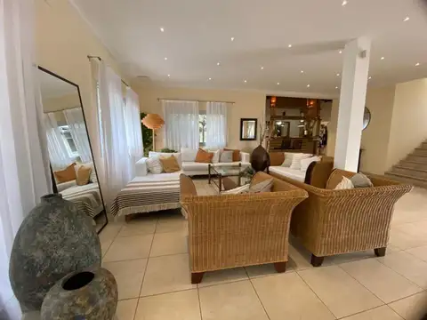 Casa 4 ambientes con 5 baños