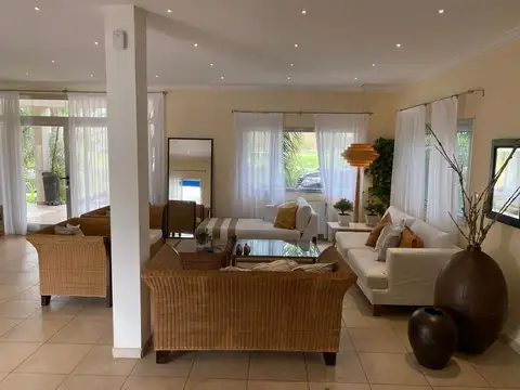 CASA EN VENTA PILAR