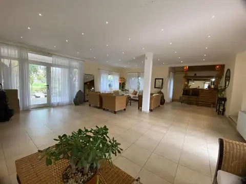 Casa en Venta con 3 cocheras