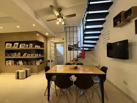 CASA IMPECABLE DE 3 DORMITORIOS PATIO Y COCHERA