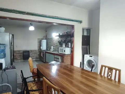 Casa 6 ambientes con 2 baños