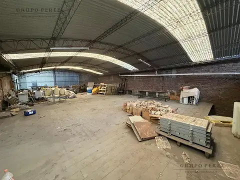 Depósito sobre avenida de 250m2 + 250m2 de Entrepiso Metalico con ofic. y vest.