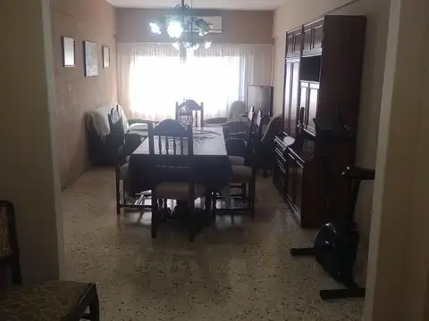 San Martín Centro. Amplio departamento de 4 ambientes con 2