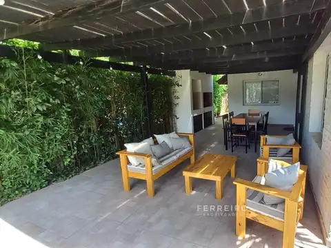 Casa 4 ambientes con 2 baños