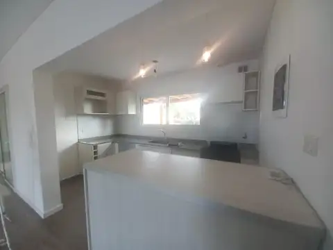 Casa en Alquiler con 2 cocheras