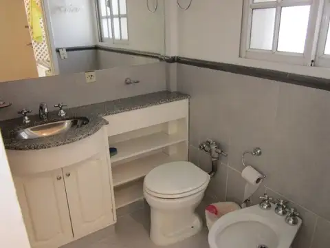 Barrio Norte, Talcahuano 1000, 1 amb, 30m2, u$s 500 con tope de luz.