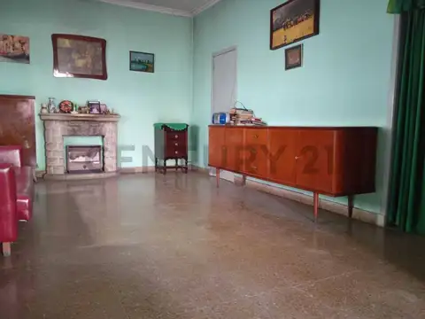 Casa en venta en Monte Grande con jardín, patio y garage.