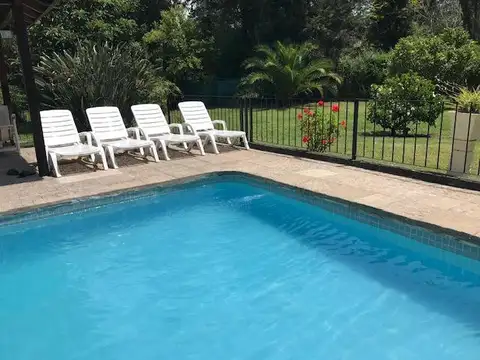 Casaquinta con gran jardín 5 ambientes en venta en El Cazador