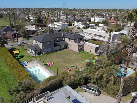 Av Fuerza Aerea al 2300