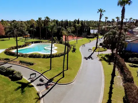 Casa en Venta con 3 cocheras