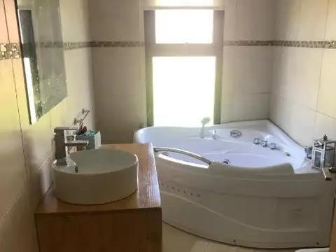 Casa 6 ambientes con 4 baños