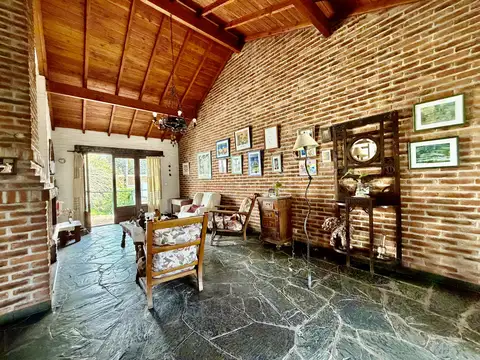 Casa en Venta con 2 cocheras