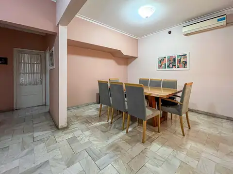 Casa 4 dormitorios con patio y parrillero en Luis Agote, Rosario.