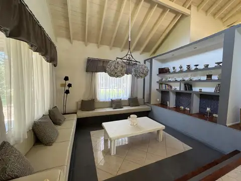 Casa en Alquiler con 4 cocheras