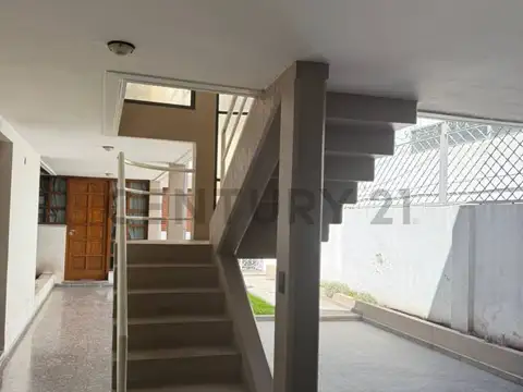 CASA EN VENTA EN BLOCK CON LOCAL EN PLENO CENTRO PLATENSE