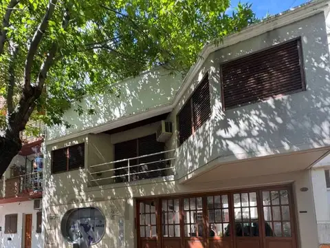 CASA EN VENTA EN BLOCK CON LOCAL EN PLENO CENTRO PLATENSE