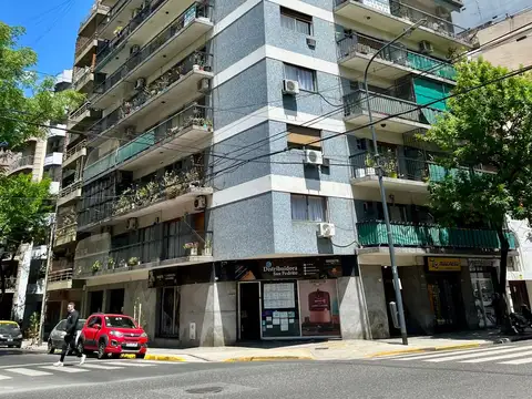 Departamento en venta. 4 ambientes con doble balcón. Luminoso y con gran ventilación. Flores