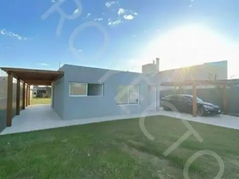 CASA A TERMINAR  EN VENTA EN GANDHI Y AV. DE LA PAZ-TDS2 ROLDAN-