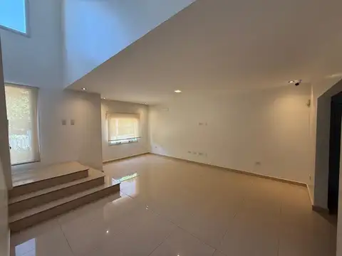 ALQUILER CASA 6 AMB. C/ PILETA - CIUDAD EVITA