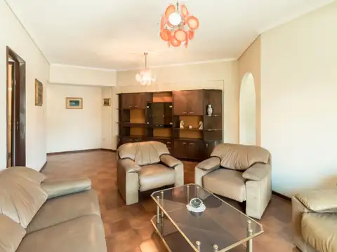 CASA 8 AMBIENTES EN VENTA BARRACAS