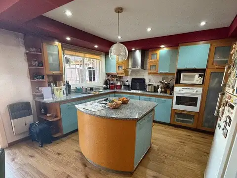 Casa 4 ambientes con 2 baños